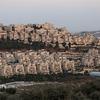 Pemandangan pemukiman Israel Har Homa atau Homat Shmuel di Yerusalem timur pada 23 September 2022. Berita tentang perluasan pemukiman itu membayangi perundingan. (AFP/Ahmad Gharabli)