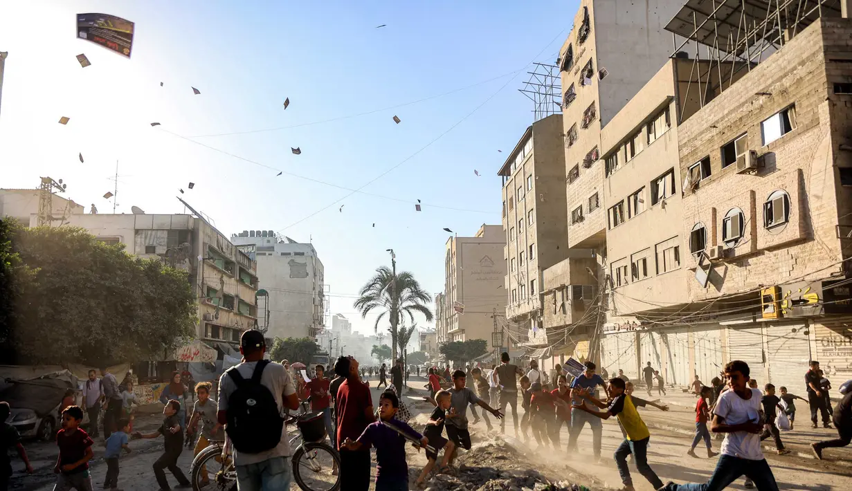 Militer Israel pada Selasa 9 September 2025 menyebar selebaran yang menyerukan warga Gaza untuk mengungsi ke selatan menuju al-Mawasi. (Omar AL-QATTAA/AFP)