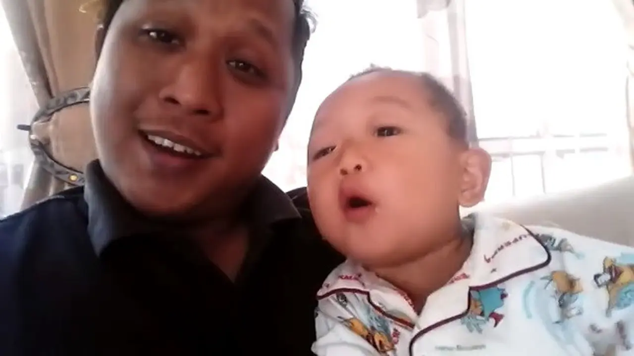 bocah 16 bulan hafal huruf hijaiyah (foto: facebook Fes Dia Mon)