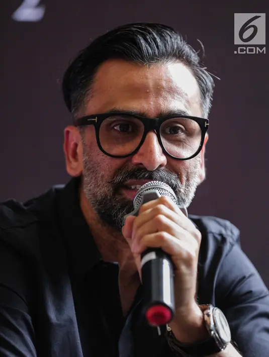Pemain film horor Sabrina Jeremy Thomas memberi keterangan saat jumpa pers film Sabrina di Jakarta, Senin (2/4). Film ini menceritakan tentang Maira yang hidup bahagia di pernikahan barunya dengan Aiden. (Liputan6.com/Faizal Fanani)