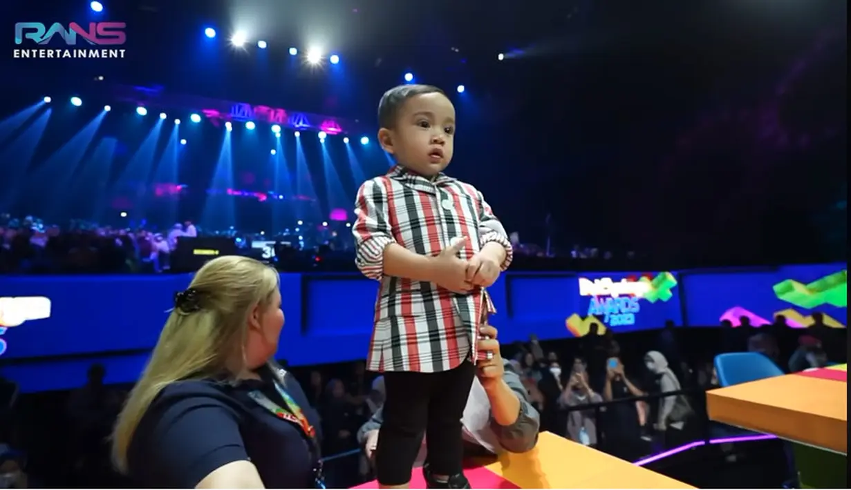 Anak kedua Raffi Ahmad dan Nagita Slavina memiliki banyak penggemar. Pemilik nama Rayyanza Malik Ahmad atau biasa disapa Cipung itu pun membuat heboh para penggemarnya. Berikut potret Cipung saat jelang raih penghargaan Si Paling Viral Terdahsyat. [Youtube/Rans Entertainment]