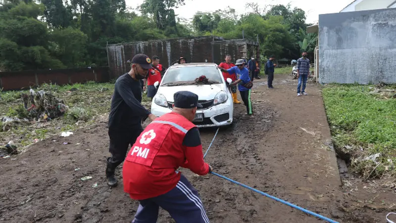 Dampak Banjir di Kota Malang, Mobil Hanyut dan Puluhan Rumah Terendam