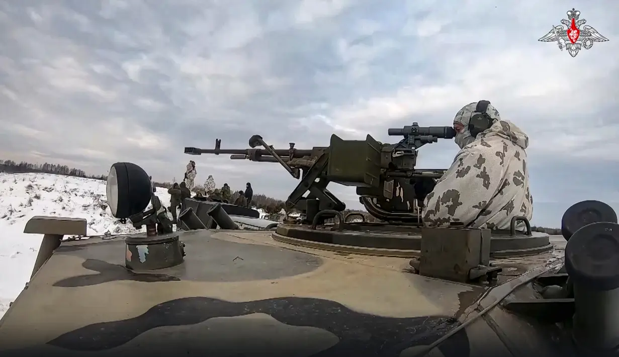 Dalam foto selebaran yang diambil dari video Layanan Pers Kementerian Pertahanan Rusia pada 28 Desember 2022 memperlihatkan tentara Rusia ikut serta dalam latihan di lokasi yang tidak ditentukan di Belarusia. (Russian Defense Ministry Press Service via AP)