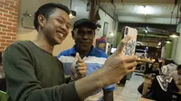 Komedian serta Youtuber, Bayu Eko Moektito (kiri) berpose bersama legenda Taekwondo, Abdul Rojak di salah satu rumah makan di Banjarmasin, Kalimantan Selatan, Minggu (29/7/2018). (Bola.com/Reza Bachtiar)
