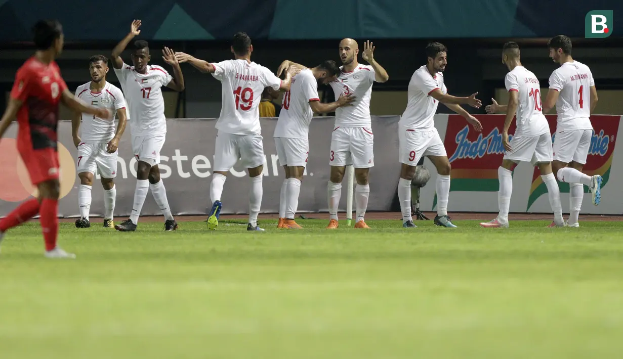 Pemain Palestina melakukan selebrasi usai mencetak gol ke gawang Indonesia pada laga Asian Games di Stadion Patriot, Bekasi, Jawa Barat, Rabu (15/8/2018). (Bola.com/Peksi Cahyo)