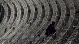 Seorang petugas memeriksa tribun Stadion Monumental, Buenos Aires, Argentina, ditengah hujan deras sebelum laga Kualifikasi Piala Dunia 2018 antara Argentina melawan Brasil. Jumat (13/11/2015) WIB. (Reuters/Marcos Brindicci)