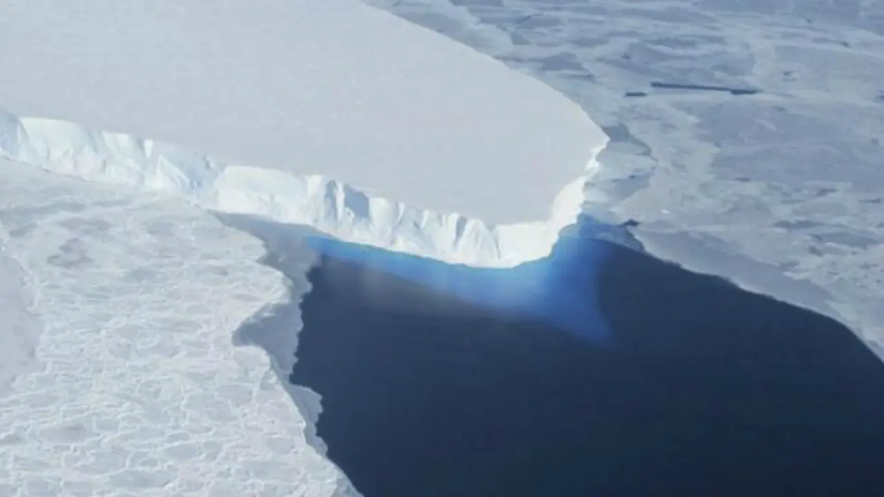 Melelehnya es di Antartika menjadi salah satu penyebab naiknya permukaan air laut (Foto: Reuters).