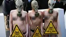 Sejumlah demonstran menggunakan masker gas saat unjuk rasa menolak London Fashion Week, Inggris (19/2). Alasan mereka menolak acara fashion tersebut karena pemakaian bulu binatang dalam pembuatan busananya. (REUTERS / Neil Balai)