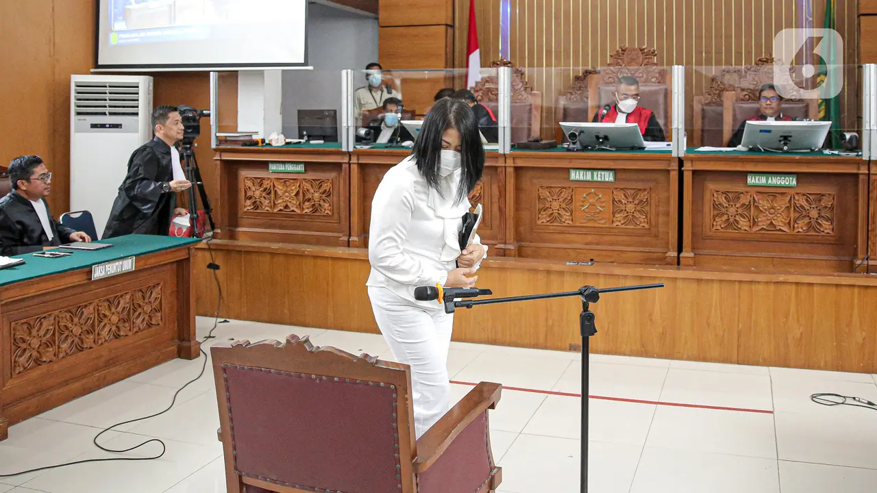 Kenakan Busana Serba Putih, Putri Candrawathi Hadiri Sidang Pembacaan Putusan Sela