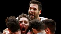 Pemain Spanyol, Pau Gasol (C) dan Felipe Reyes merayakan kemenangan atas Prancis dalam semifinal EuroBasket 2015 di Stadion Pierre Mauroy, Lille, Prancis. (17/9/2015). (Reuters/Benoit Tessier)
