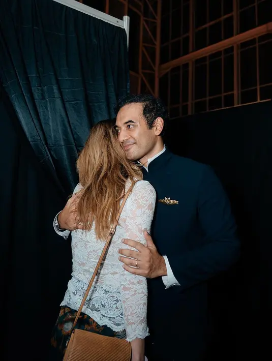 Di Gala Premiere Gadis Kretek, Velentine tampil luar biasa elegan dibalut kebaya berwarna putih. Ia padukan penampilannya ini dengan kain wastra bernuansa hijau yang serasi. [Foto: Instagram/valentinepayenwicaksono]