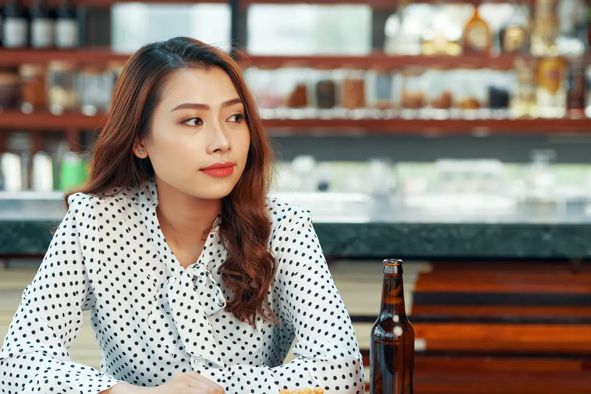 perempuan insecure bekerja sedih