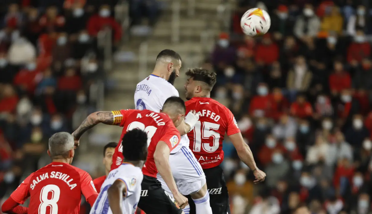 Benzema kembali membubuhkan namanya di papan skor, dan kali ini melalui sundulan. Ia membidik pojok kanan gawang Mallorca usai menerima umpan silang dari Marcelo. 3-0. (AP Photo/Francisco Ubilla)