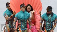 Syifa Hadju ditandu saat peluncuran Mermaid in Love 2 Dunia season 2 di Pantai Lagon Ancol, Jakarta, Senin (5/12). Syifa Hadju tampak mengenakan kostum putri duyung. (Liputan6.com/Herman Zakharia)