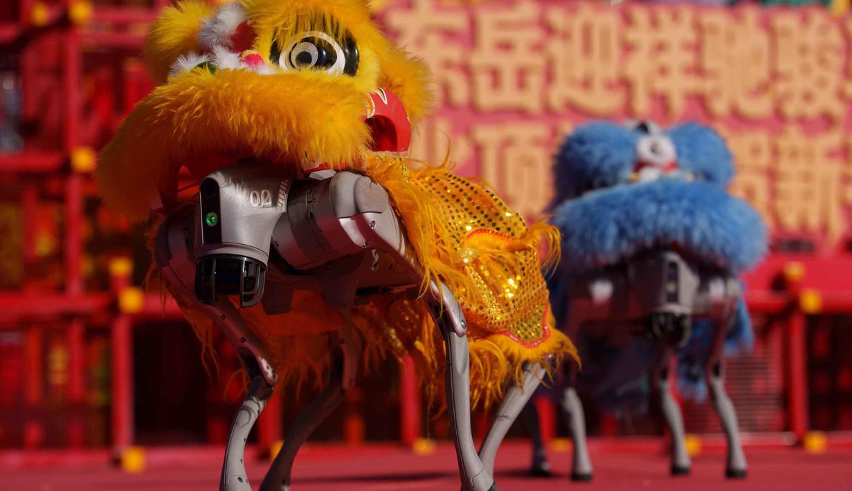 Pertunjukan tersebut melibatkan robot berkaki empat (seperti robot anjing) yang dipasangi kepala singa untuk menirukan tarian barongsai tradisional. Tampak dalam foto, Sebuah robot berkaki empat yang dilengkapi dengan kepala singa melakukan pertunjukan selama hari kedua perayaan Tahun Baru Imlek 2577 Kongzili di sebuah pekan raya kuil di Beijing pada Rabu 18 Februari 2026. (AP Photo/Vincent Thian)