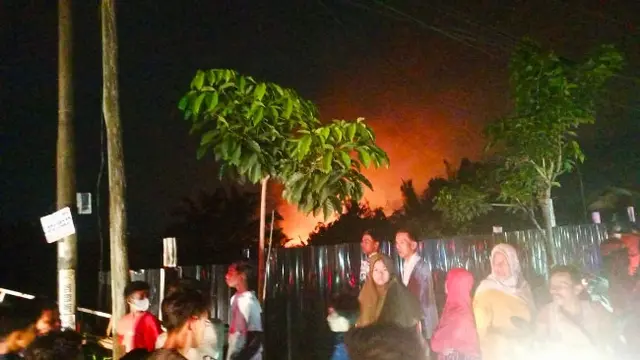 Warga saat menyaksikan kebakaran Asia Farm Pekanbaru pada Senin malam.