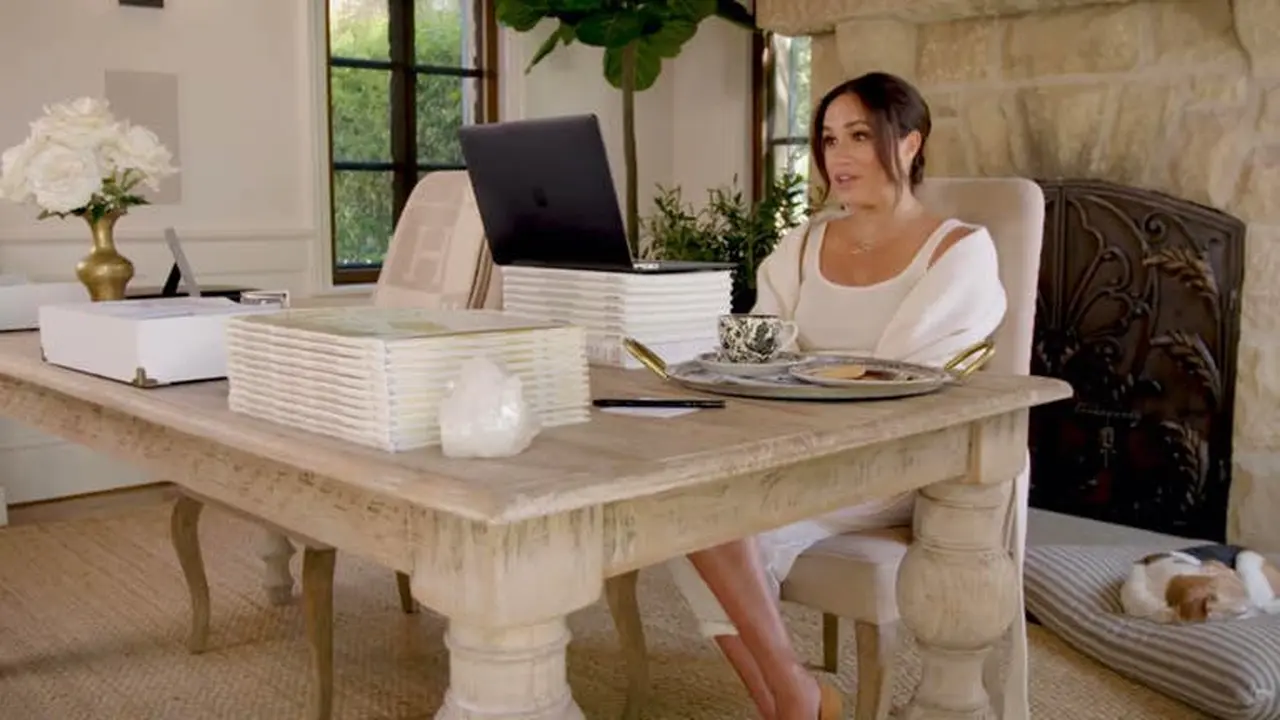 Gaya Santai Meghan Markle Berpadu dengan Kalung Zodiak Seharga Rp50 Juta
