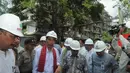 Gubernur DKI Jakarta Joko Widodo meninjau pembangunan rusunawa Tambora, Jakarta, Jumat (16/5/14). (Liputan6.com/Herman Zakharia)