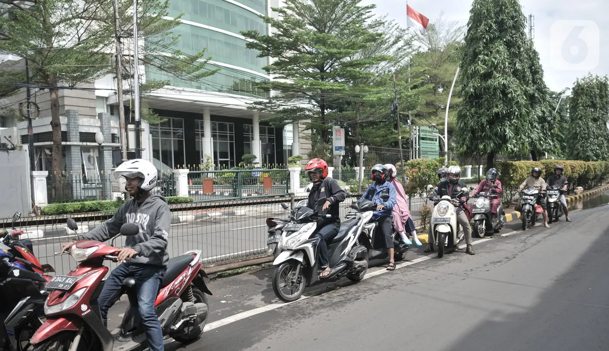 Pengendara terjebak banjir saat keluar dari Gerbang Tol Cempaka Putih, Jakarta, Minggu (23/2/2020).  Banjir yang melanda kawasan Cempaka Putih dan sekitarnya melumpuhkan akses di Jalan Ahmad Yani sehingga Gerbang Tol Pulomas dibuka untuk pengendara sepeda motor. (merdeka.com/Iqbal S. Nugroho)