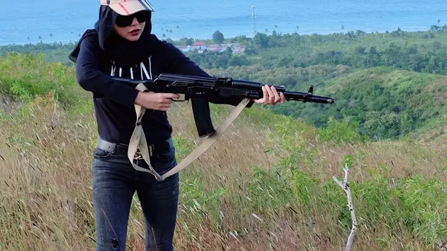 7 Gaya Bella Shofie di Puncak Gunung Latihan Menembak Ini Curi Perhatian