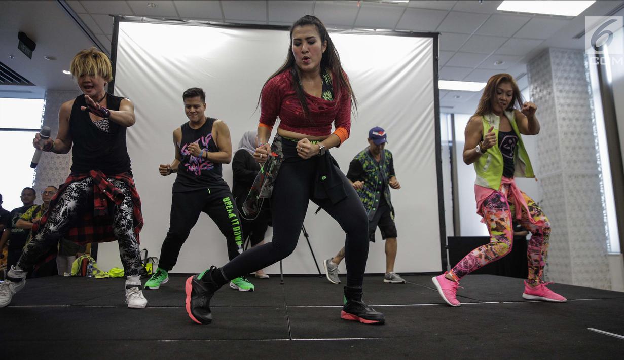 Penyanyi yang juga instruktur senam aerobik, Liza Natalia saat menjadi instruktur dalam acara Zumba Party dikawasan Jakarta, Selasa (30/1). Pemilik body sexy ini memang diketahui telah lama menjadi instruktur senam. (Liputan6.com/Faizal Fanani)