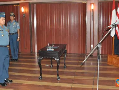 Citizen6, Jakarta: Pangkolinlamil Laksda TNI S.M. Darojatim memimpin serah terima jabatan Asops Pangkolinlamil di Gedung Laut Nusantara Mako Kolinlamil, Tanjung Priok, Jakarta, Senin (16/07). (Pengirim: Kadispen Kolinlamil).