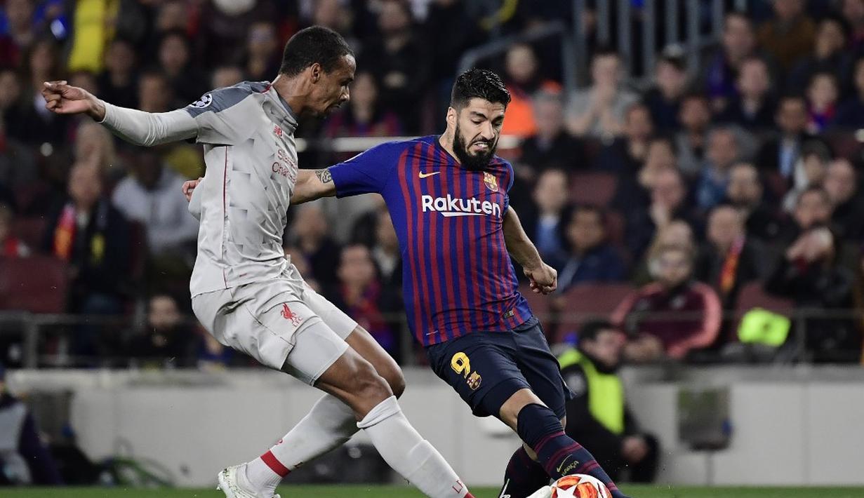 Aksi Luis Suarez saat dihadang Joel Matip pada leg 1, babak semifinal Liga Champions yang berlangsung di Stadion Camp Nou, Barcelona, Kamis (2/5). Barcelona menang 3-0 atas Liverpool. (AFP/Javier Soriano)