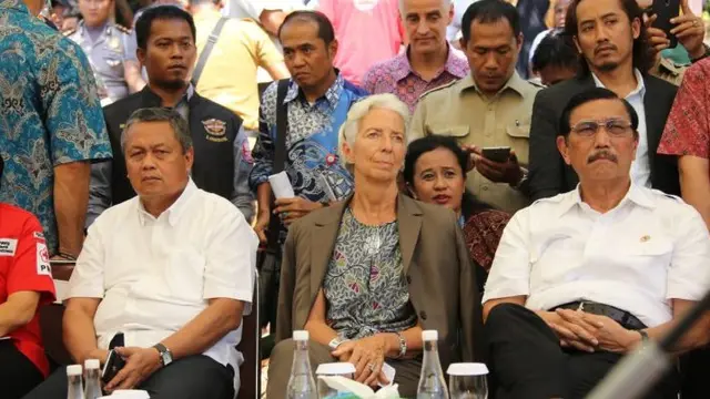 Gubernur BI Perry Warjiyo, berkunjung ke Lombok bersama Menko Maritim, Luhut Panjaitan, Menteri Keuangan, Sri Mulyani, dan Direktur Pelaksana IMF, Christine Lagarde, Senin (08/10/2018). (Wilfridus Setu Embu/Liputan6.com)