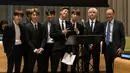 Boyband Korea Selatan, BTS berfoto bersama Presiden Bank Dunia Jim Yong Kim (kanan) saat menghadiri sidang umum PBB di New York, Senin (24/9). BTS turut hadir dan menyampaikan pandangan mereka tentang isu generasi muda di seluruh dunia. (AFP/Mark GARTEN)