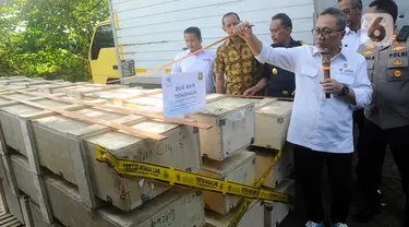 Menteri Perdagangan RI Zulkifli Hasan memeriksa tembaga yang diimpor secara ilegal saat kegiatan  Pemusnahan Barang Tindak Lanjut hasil Pengawasan Post Border di kawasan Keroncong, Kota Tangerang, Banten, Jumat (9/6/2023). (merdeka.com/Arie Basuki)