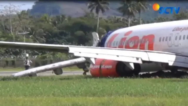 Badan Pesawat Lion Air JT 892 yang tergelincir pada Minggu malam, hingga Selasa pagi belum berhasil dievakuasi oleh petugas Bandara Gorontalo dan Tim Teknis dari Jakarta.