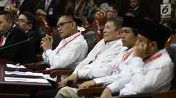 Tim Kampanye Nasional (TKN) Jokowi-Maruf Amin mendengarkan tuntutan yang dibacakan tim kuasa hukum pasangan calon nomor urut 02 pada sidang perdana sengketa Pilpres 2019 di Mahkamah Konstitusi, Jakarta, Jumat (14/6/2019). (Lputan6.com/Johan Tallo)