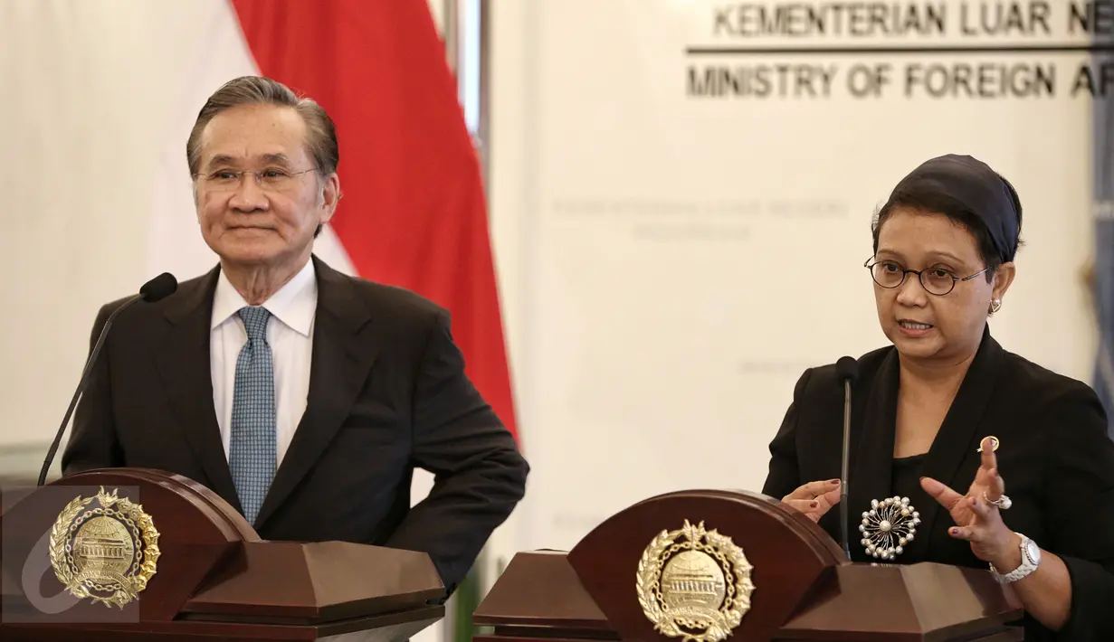 Menlu Retno Marsudi dan Menlu Thailand Don Pramudwinai memberikan keterangan pers di Gedung Pancasila, Kemenlu, Jakarta, Kamis (11/2). Kedua menteri melakukan pertemuan bilateral untuk meningkatkan kerjasama kedua negara. (Liputan6.com/Faizal Fanani)