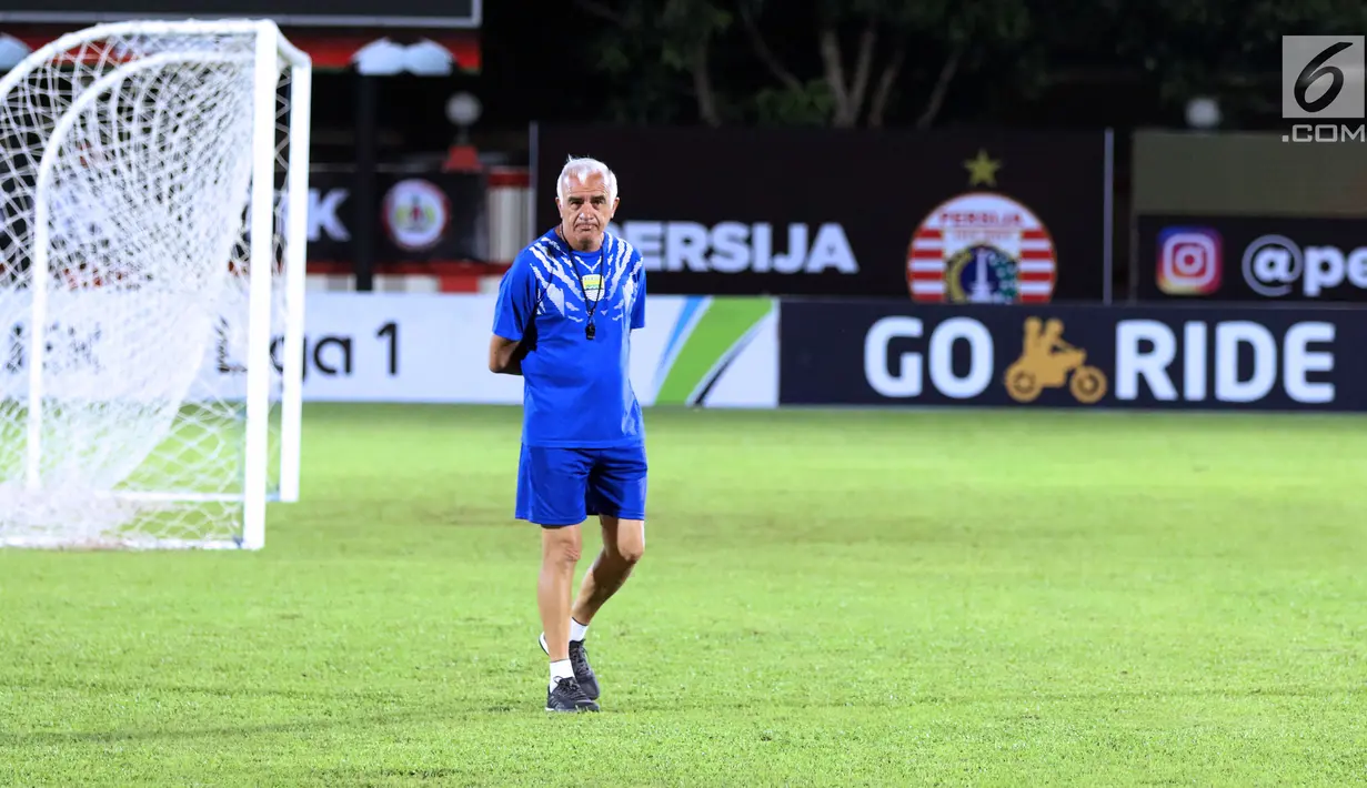 Pelatih Persib, Mario Gomez saat mengecek kondisi lapangan jelang lanjutan Go-Jek Liga 1 Indonesia 2018 bersama Bukalapak di Stadion PTIK, Jakarta, Jumat (29/6). Persib akan melakoni laga melawan Persija, (30/6). (Liputan6.com/Helmi Fithriansyah)