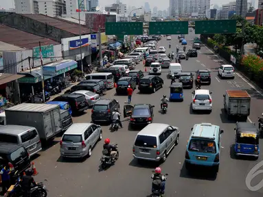 Sejumlah kendaraan roda empat masih memarkir kendaraannya di bahu jalan Pramuka Jakarta Timur, Senin (22/9/2014) (Liputan6.com/Johan Tallo)