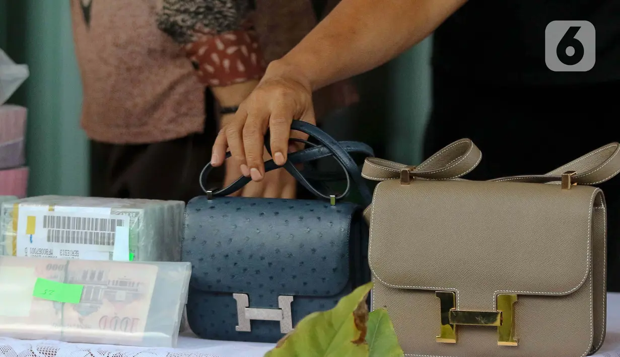 Sejumlah barang bukti dalam kasus dugaan korupsi di PT Timah saat konferensi pers pelimpahan tahap dua di Kejaksaan Negeri Jakarta Selatan, Jakarta, Senin (22/7/2024). (Liputan6.com/Herman Zakharia)