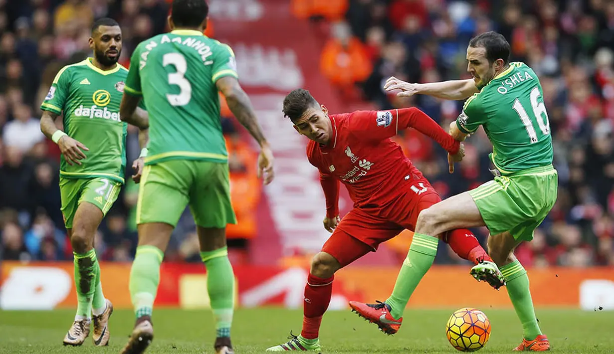 Gelandang Liverpool, Roberto Firmino, berusaha melewati hadangan bek Sunderland, John O'Shea, pada laga Liga Premier Inggris di Stadion Anfield, Sabtu (6/2/2016). Kedua tim bermain imbang 2-2. (Reuters/Phil Noble)
