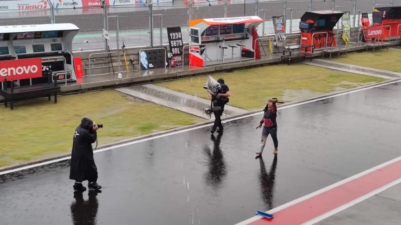 Pawang hujan Rara Istiati Wulandari beraksi saat hujan guyur Sirkuit Mandalika jelang balapan MotoGP.