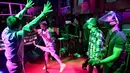 <p>Band bermain untuk seorang pelanggan di bar kawasan hiburan Patpong, Bangkok, Thailand, Rabu (1/7/2020). Mulai 1 Juli, bar di Bangkok kembali diizinkan buka setelah pengurangan pembatasan untuk menghentikan penyebaran virus corona COVID-19. (Lillian SUWANRUMPHA/AFP)</p>