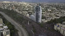 Warga berkumpul saat protes antipemerintah di Santiago, Chile, Jumat (25/10/2019). Aksi massal ini dilakukan setelah unjuk rasa menuntut reformasi ekonomi digelar besar-besaran selama seminggu. (AP Photo/Rodrigo Abd)