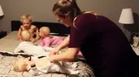 Berkat usaha kerasnya mencoba memakaikan keempat anaknya pakaian tidur, seorang ibu asal Ontario mendapat sebutan 'super mom'.