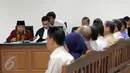 Mantan Sekjen ESDM Waryono Karno saat mendengarkan keterangan 9 orang saksi pada sidang lanjutan di Pengadilan Tipikor, Jakarta, Rabu (24/6/2015). Waryono diduga terlibat dalam kasus korupsi di lingkungan Kementrian ESDM. (Liputan6.com/Helmi Afandi) 