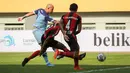 Penyerang Persela Lamongan, Ivan Carlos Coelho (kiri) mencetak gol pertama timnya saat melawan Persipura Jayapura dalam laga pekan kedua BRI Liga 1 2021/2022 di Stadion Wibawa Mukti, Cikarang, Jumat (10/09/2021). (Foto: Bola.com/Bagaskara Lazuardi)