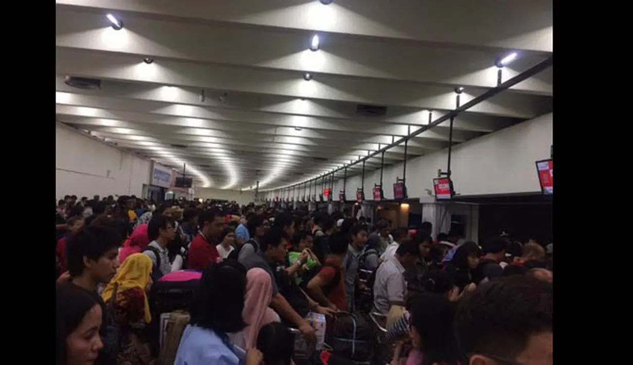 Kemacetan di terminal 1B Soekarno-Hatta Cengkareng, Tangerang, akibat kekurangan petugas yang melayani check in sejak pukul 07.00 pagi, Kamis (19/2/2015). (twitter.com/@shien_kath)