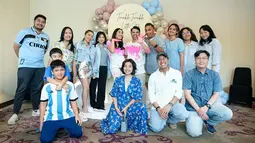 Acara gender reveal yang meriah itu dihadiri oleh keluarga dan sahabat terdekat. Suasana penuh haru dan bahagia menyelimuti acara tersebut, terutama karena Acha dan Andy sengaja merahasiakan jenis kelamin bayi hingga momen pengungkapan. (Liputan6.com/IG/@achasinaga)