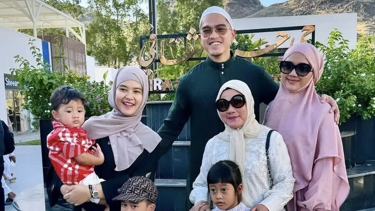 Gaya Kahiyang Ayu Kenakan Kerudung Saat Umrah