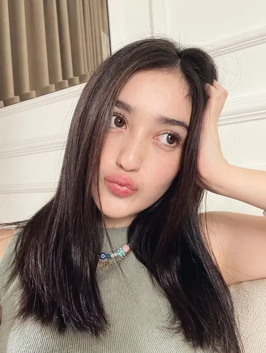 Ranty Maria tampil cantik dalam potret selfienya ini. Dengan outfit tanpa lengan, Ranty memperlihatkan wajahnya yang tanpa riasan, bulu mata lentik, dan warna lipstik nude yang menyempurnakan keseluruhan tampilannya. Foto: Instagram.