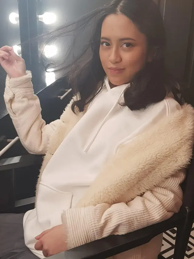 7 Potret Serra Abbie Putri Angie Virgin yang Punya Bakat Seni