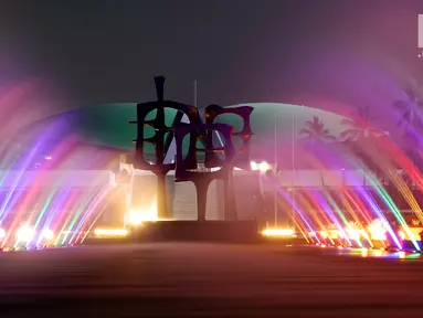 Deretan lampu warna-warni yang diletakan di bawah kolam air mancur tampak menghiasi area lobi utama Gedung MPR/DPR/DPD, Jakarta, Rabu (18/7). Lampu warna-warni ini dipasang untuk menyambut HUT ke-73 RI. (Lipputan6.com/JohanTallo)