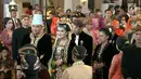 Pasangan pengantin Kahiyang Ayu dan Bobby berjalan menuju pelaminan saat resepsi di Gedung Graha Saba Buana, Solo, Rabu (8/11). (Liputan6.com)